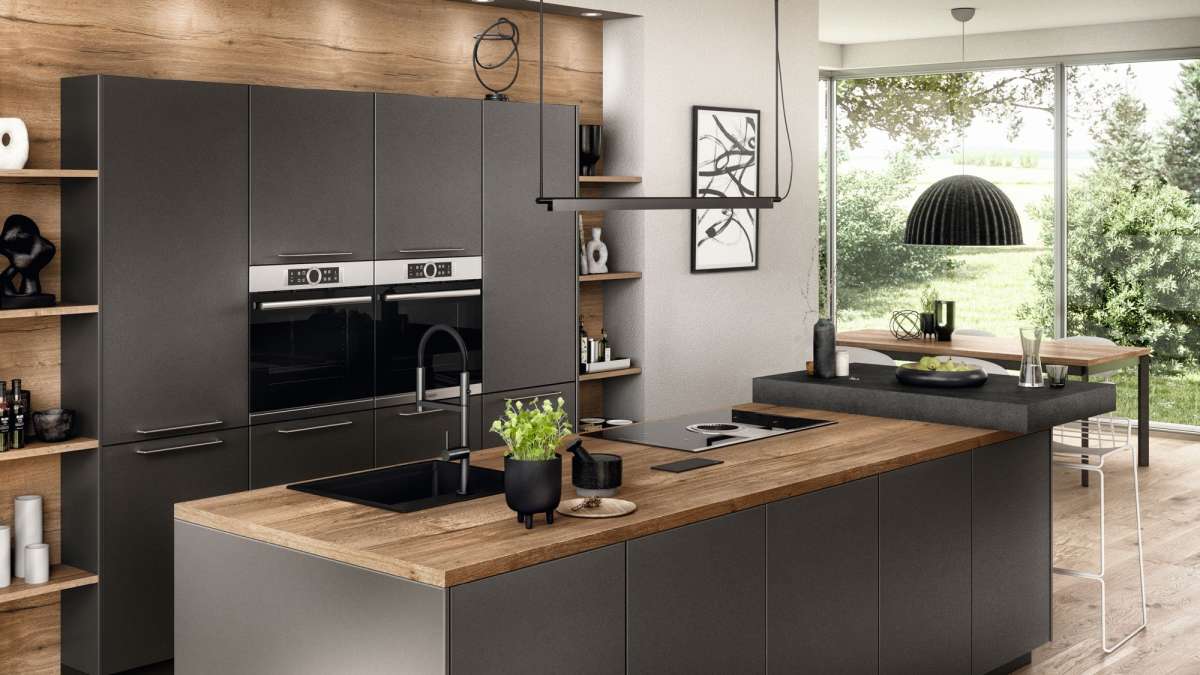 Küncheninsel schwarz mit Massivholz Arbeitsplatte