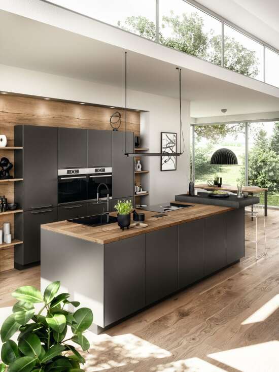 Küncheninsel schwarz mit Massivholz Arbeitsplatte