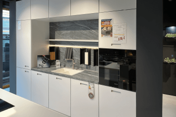 Hochschrank mit Arbeitszeile NX 902 Koje10a
