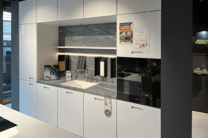 Hochschrank mit Arbeitszeile NX 902 Koje10a