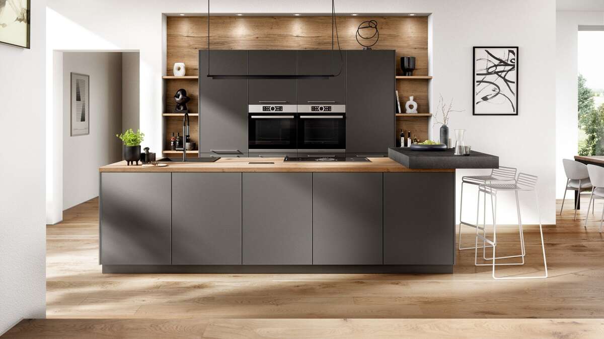 Moderne Küche in Grau Kühlschrank neben Backofen