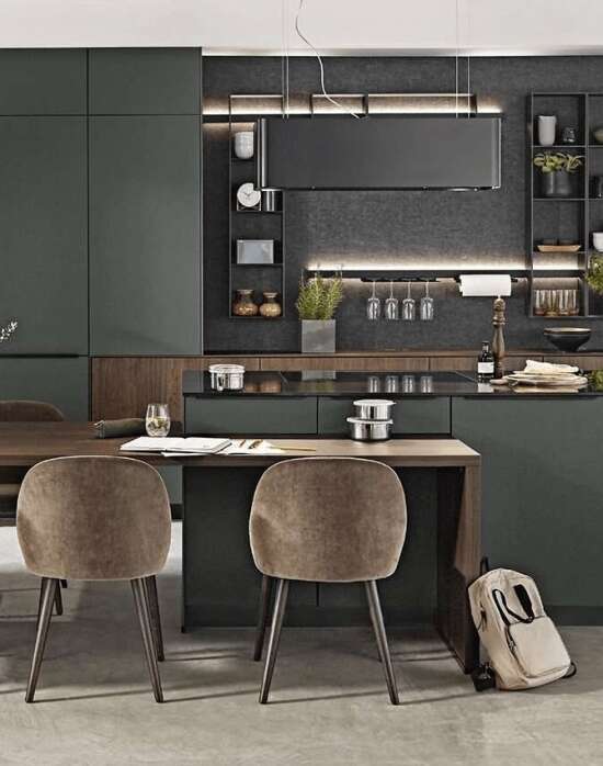 Grüne Küche mit Theke